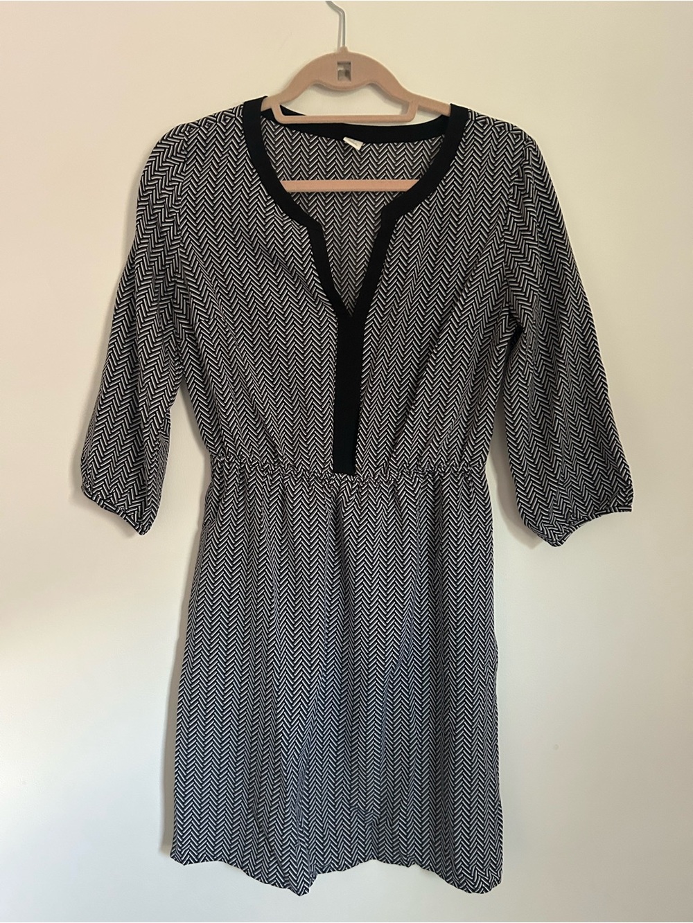 Old Navy Black & White Chevron Long Sleeve Tunic Dress with V-Neck Trim